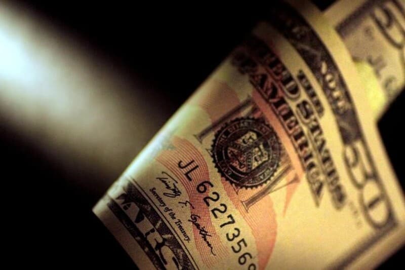 Asia FX muted, dollar edges lower amid rate cut bets, trade tensions