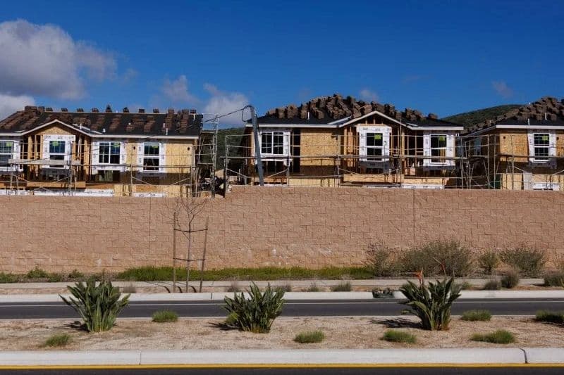 Fed: economy growing, inflation remains uneven