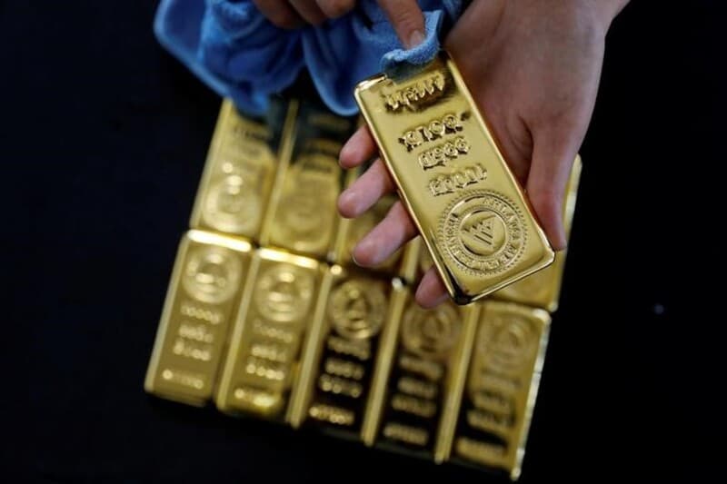 Gold prices hold gains as dollar ticks down; US shutdown woes lend support