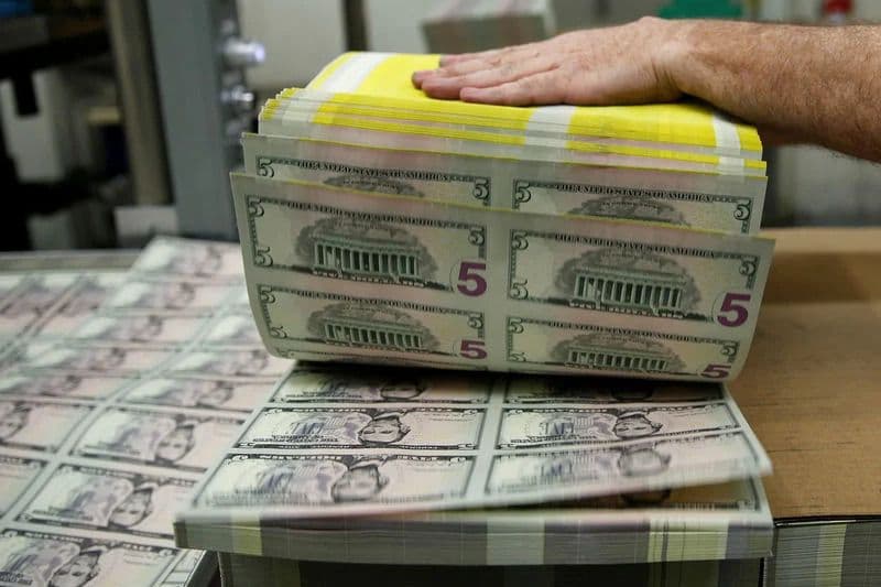 Asian currencies under pressure: dollar weakens, Iran in focus