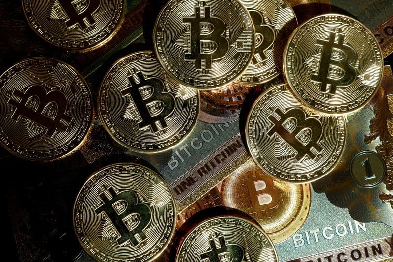 Bitcoin Below $63,000: Regulation Outweighs Rate-Related Optimism