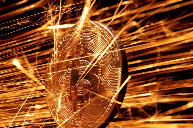 Bitcoin Falls: Institutional Inflows and Corporate Strategies in Focus
