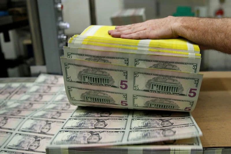 Dollar strengthens: standard chartered analyst forecast