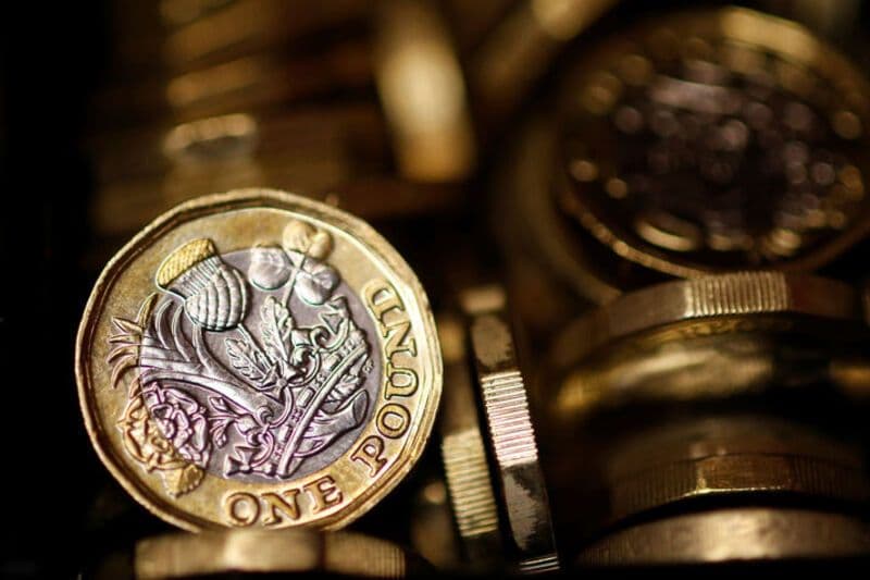 Is UK growth weakness setting up a long gilts, short GBP trade?