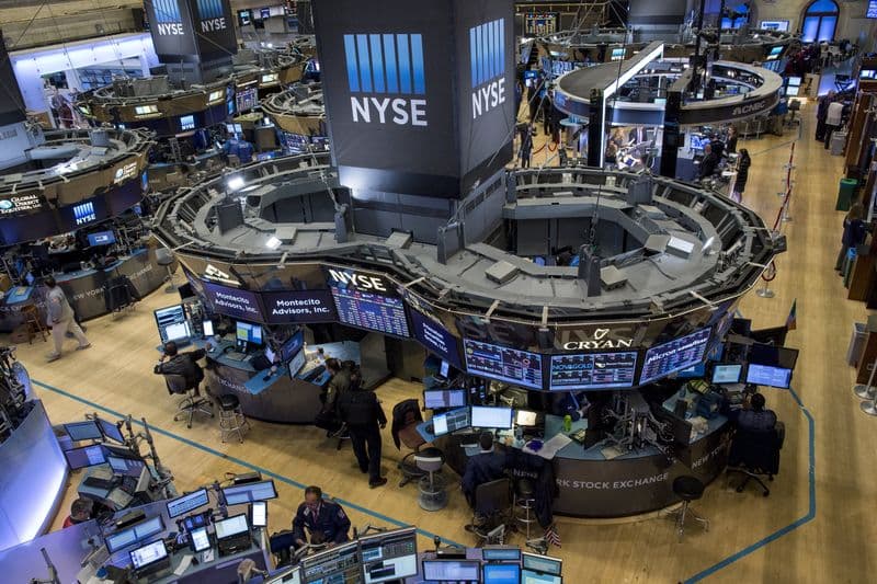 Stock market today: S&P 500 closes slightly lower, but tech climb stifles downside
